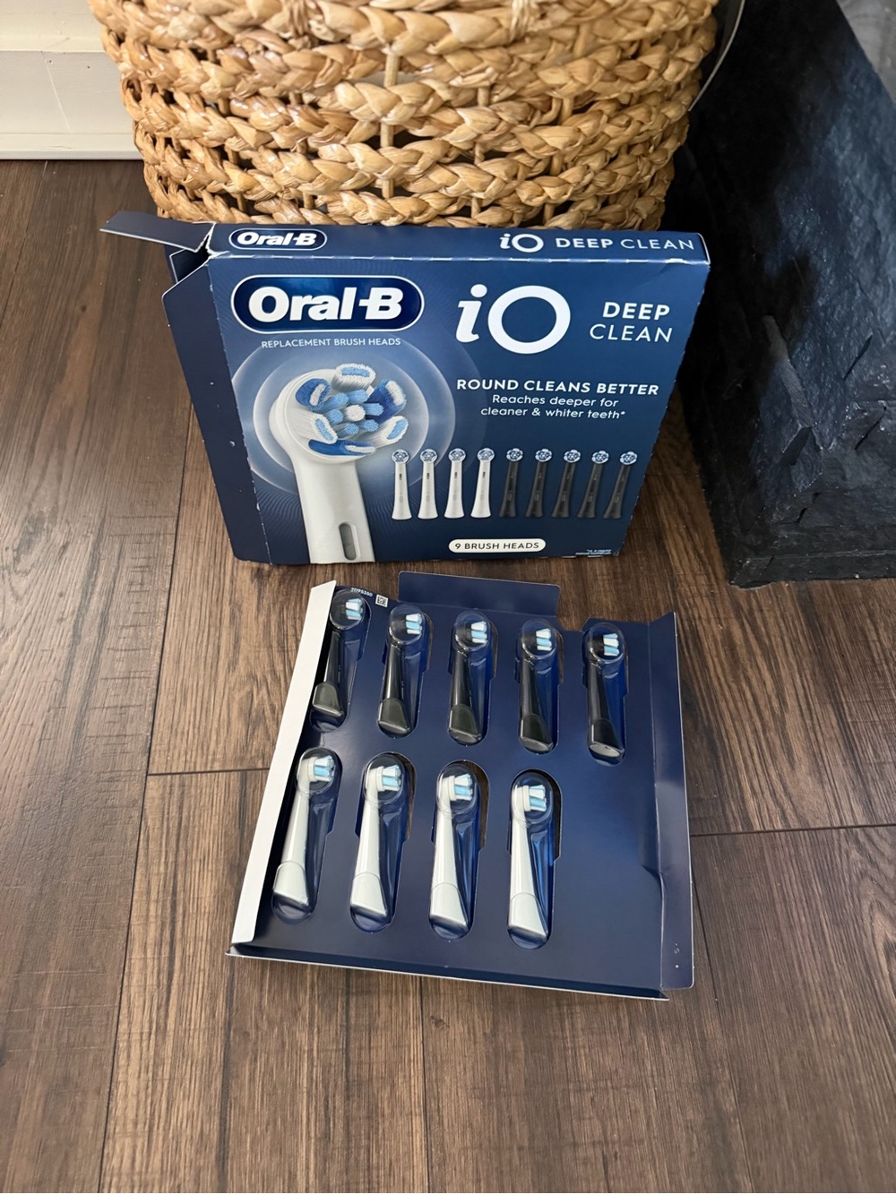 Oral-B iO Deep Clean Rotating Toothbrush Replacement Heads White & Black 9 Pack - Picture 3 of 3